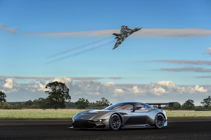  Aston Martin Vulcan 2016 года  (фото 12 из 38)